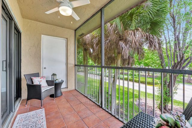 334 Lakeview Drive 204, Weston, FL 33326