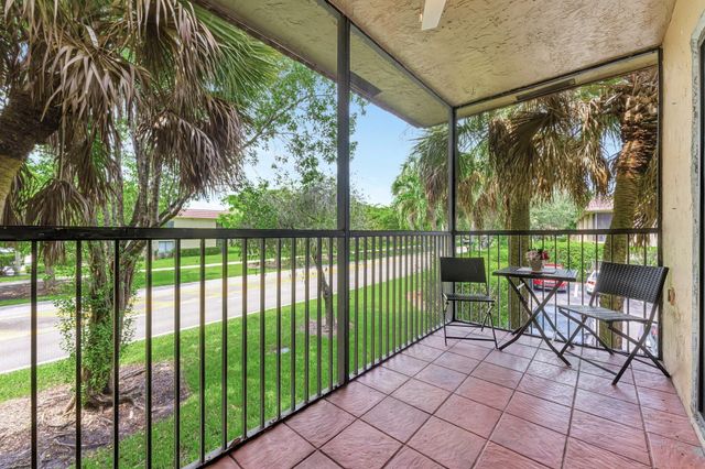 334 Lakeview Drive 204, Weston, FL 33326