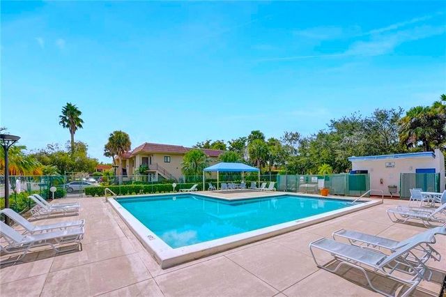 334 Lakeview Drive 204, Weston, FL 33326