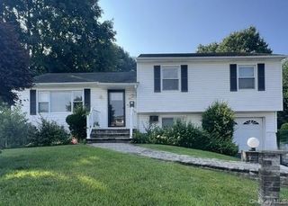 321 Southwood Circle, Syosset, NY 11791