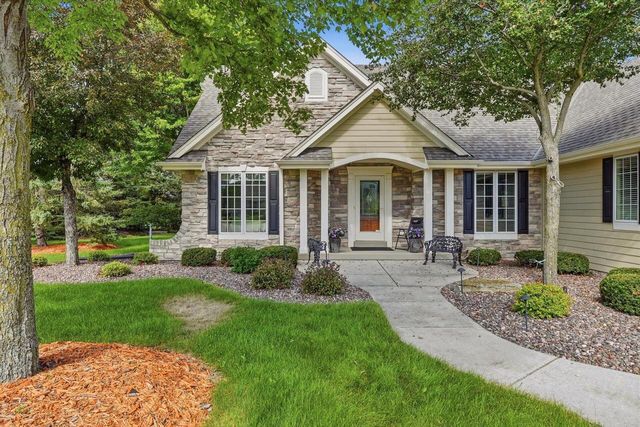 1832 La Belle Springs COURT, Oconomowoc, WI 53066
