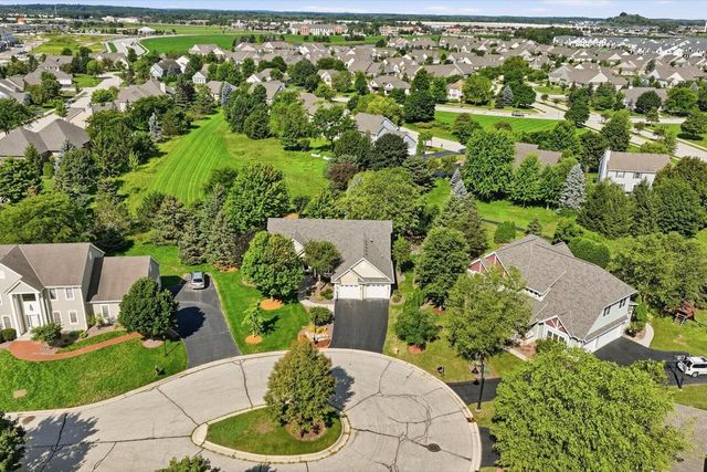 1832 La Belle Springs COURT, Oconomowoc, WI 53066