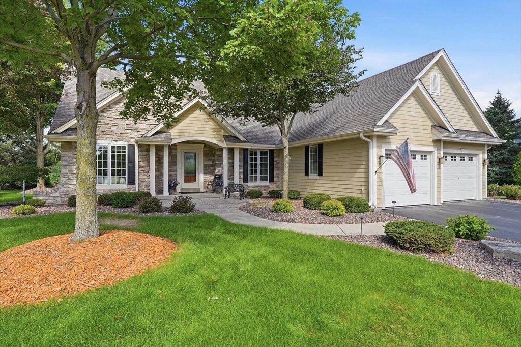 1832 La Belle Springs COURT, Oconomowoc, WI 53066