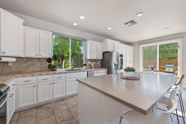 4060 Clarewood Way, Sacramento, CA 95835