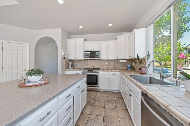 4060 Clarewood Way, Sacramento, CA 95835