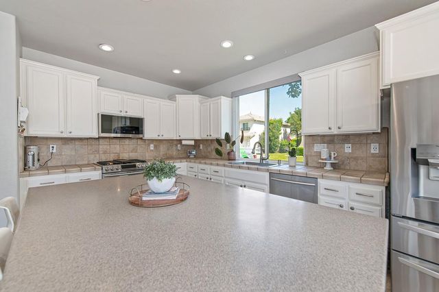 4060 Clarewood Way, Sacramento, CA 95835