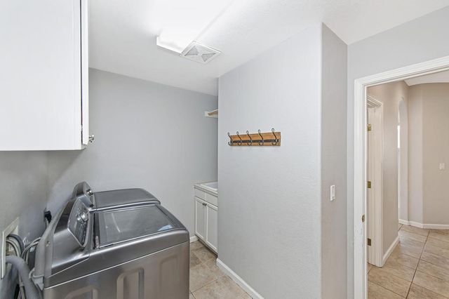 4060 Clarewood Way, Sacramento, CA 95835