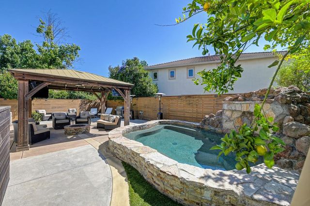 4060 Clarewood Way, Sacramento, CA 95835