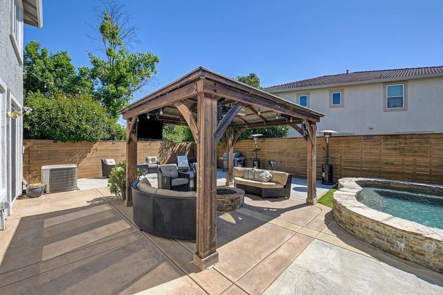 4060 Clarewood Way, Sacramento, CA 95835