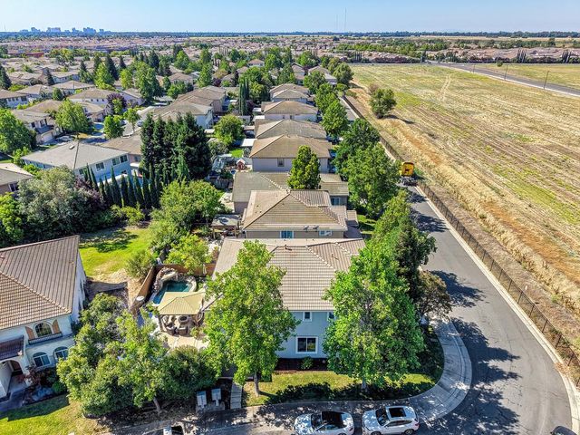 4060 Clarewood Way, Sacramento, CA 95835