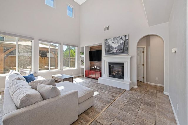 4060 Clarewood Way, Sacramento, CA 95835