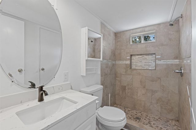 208 Yaupon Harbor, Onalaska, TX 77360