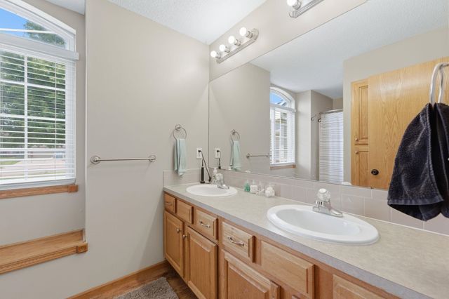 611 Austin Ln, Sedgwick, KS 67135