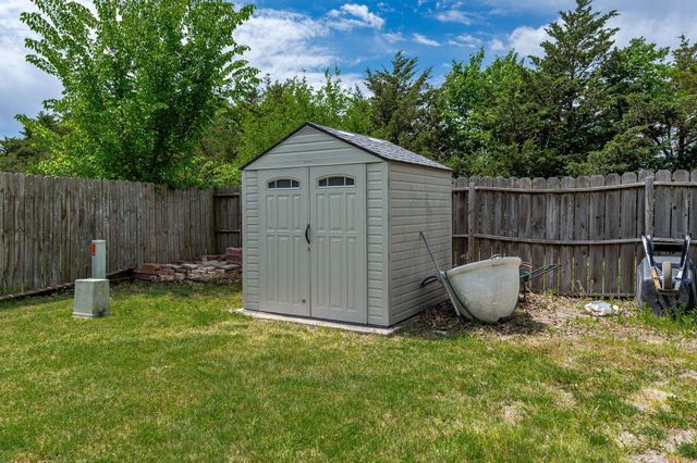 611 Austin Ln, Sedgwick, KS 67135