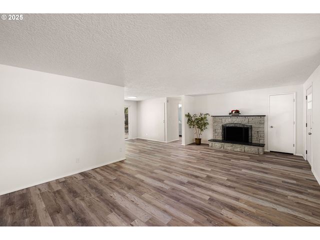 87737 OAK ISLAND Dr, Veneta, OR 97487