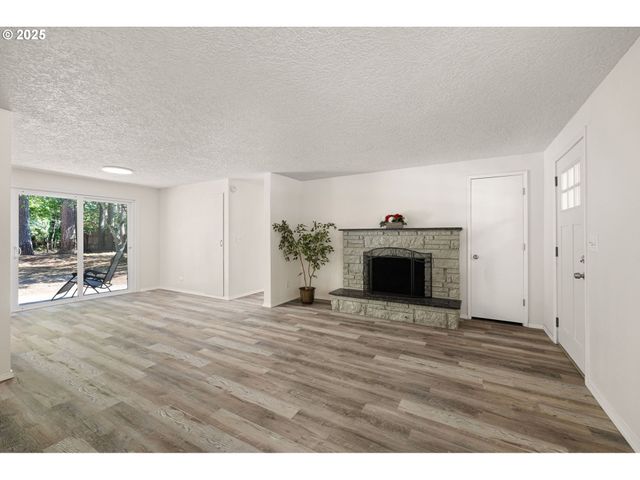 87737 OAK ISLAND Dr, Veneta, OR 97487