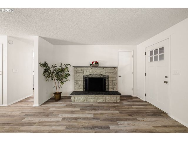 87737 OAK ISLAND Dr, Veneta, OR 97487
