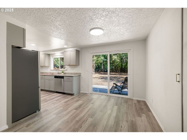 87737 OAK ISLAND Dr, Veneta, OR 97487