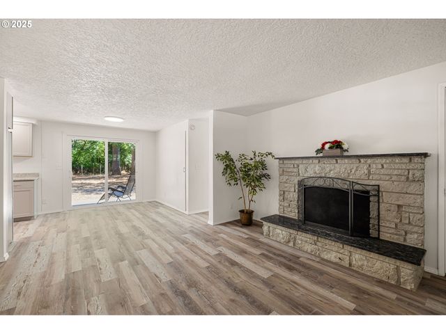 87737 OAK ISLAND Dr, Veneta, OR 97487