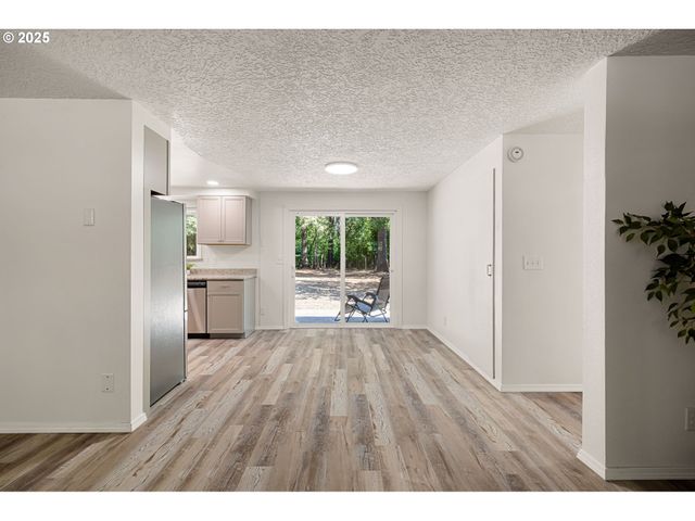 87737 OAK ISLAND Dr, Veneta, OR 97487