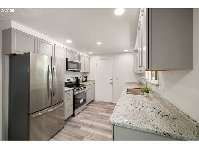 87737 OAK ISLAND Dr, Veneta, OR 97487