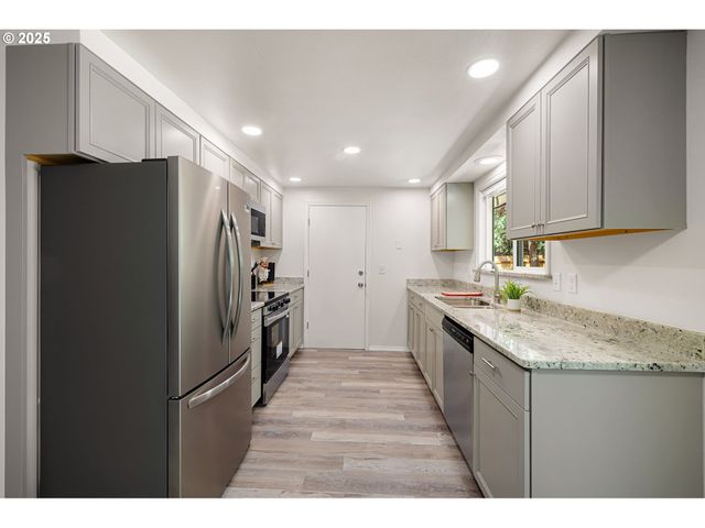 87737 OAK ISLAND Dr, Veneta, OR 97487
