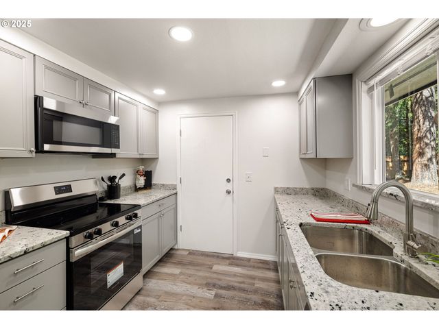 87737 OAK ISLAND Dr, Veneta, OR 97487