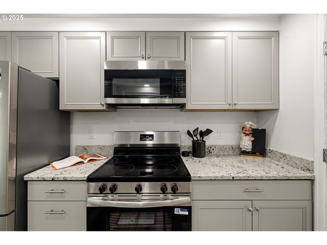 87737 OAK ISLAND Dr, Veneta, OR 97487