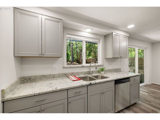 87737 OAK ISLAND Dr, Veneta, OR 97487