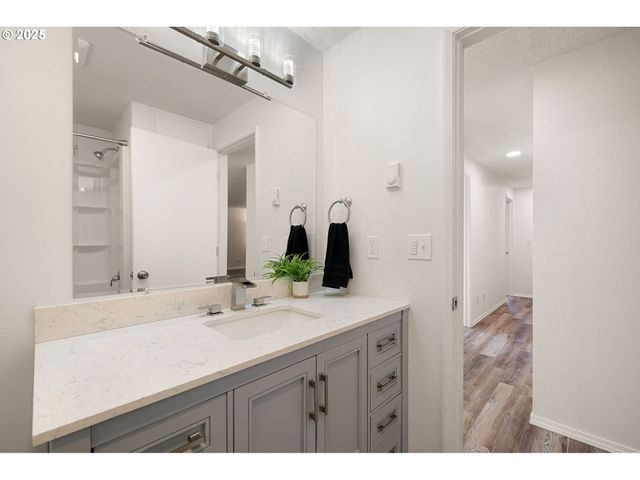 87737 OAK ISLAND Dr, Veneta, OR 97487
