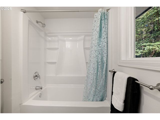 87737 OAK ISLAND Dr, Veneta, OR 97487