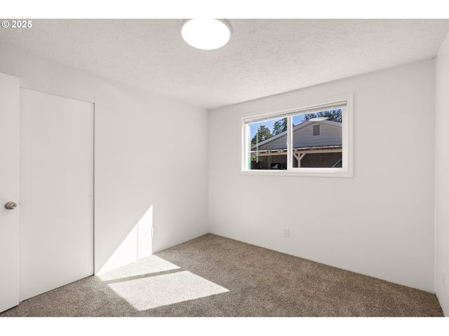 87737 OAK ISLAND Dr, Veneta, OR 97487