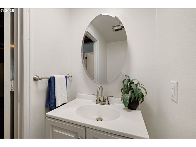 87737 OAK ISLAND Dr, Veneta, OR 97487