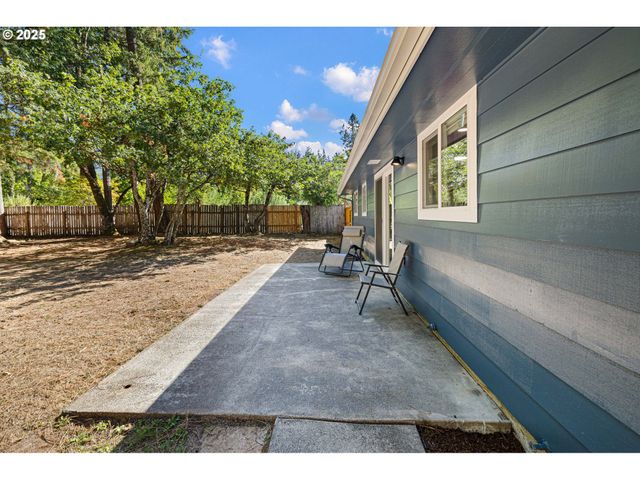 87737 OAK ISLAND Dr, Veneta, OR 97487