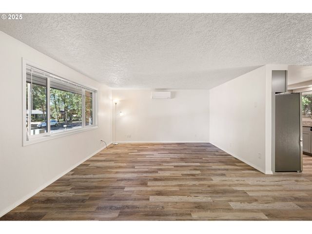 87737 OAK ISLAND Dr, Veneta, OR 97487