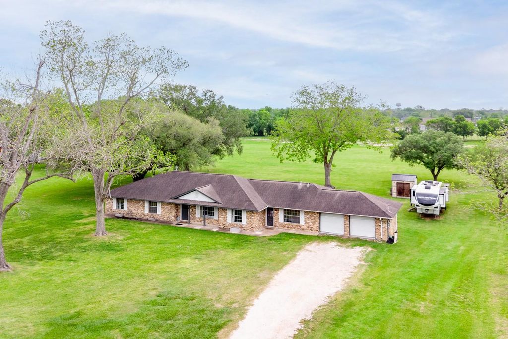 2821 Harkey Road, Pearland, TX 77584