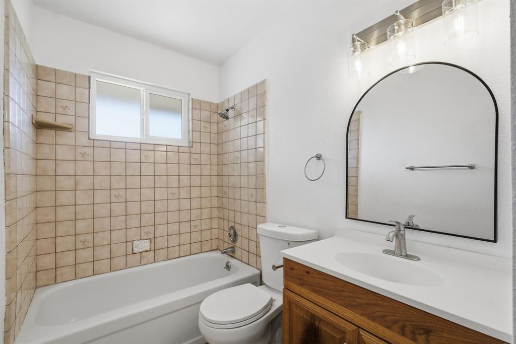 Image 12 of property listing at 4907 E Platt Avenue, Fresno, CA 93727