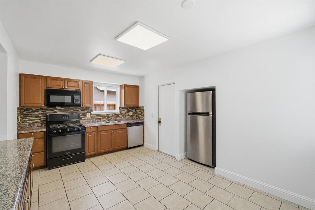 Image 6 of property listing at 4907 E Platt Avenue, Fresno, CA 93727