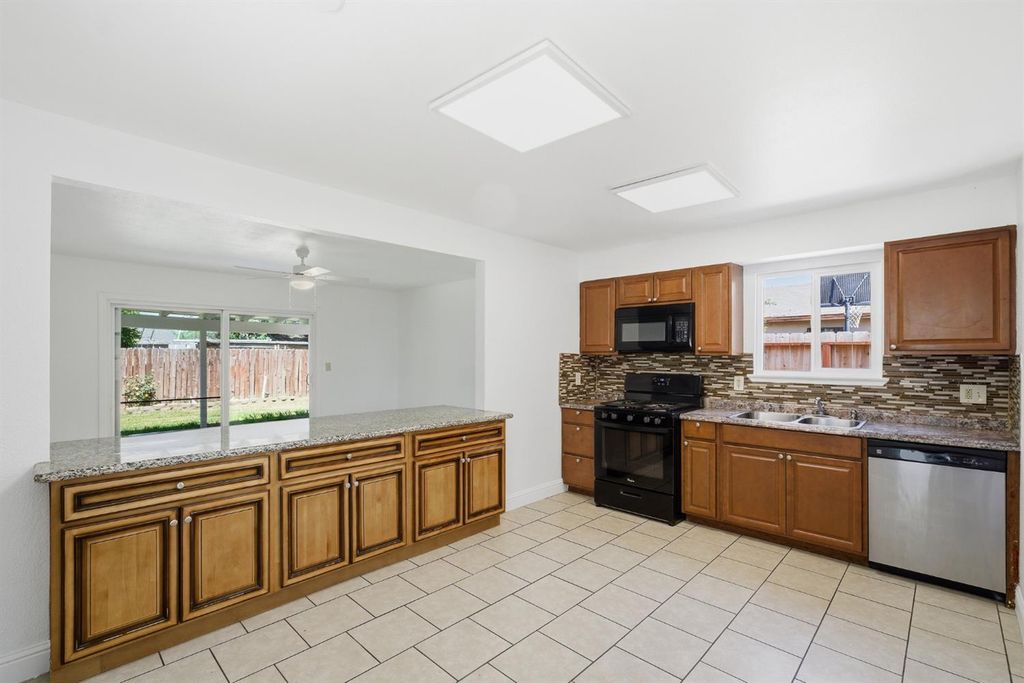 Image 7 of property listing at 4907 E Platt Avenue, Fresno, CA 93727