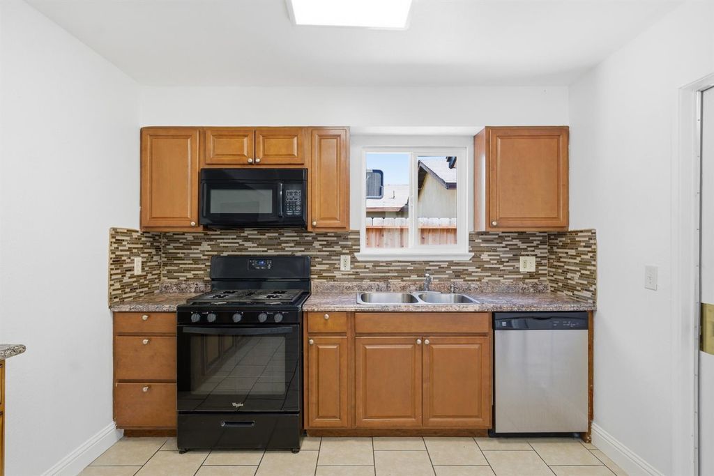 Image 8 of property listing at 4907 E Platt Avenue, Fresno, CA 93727