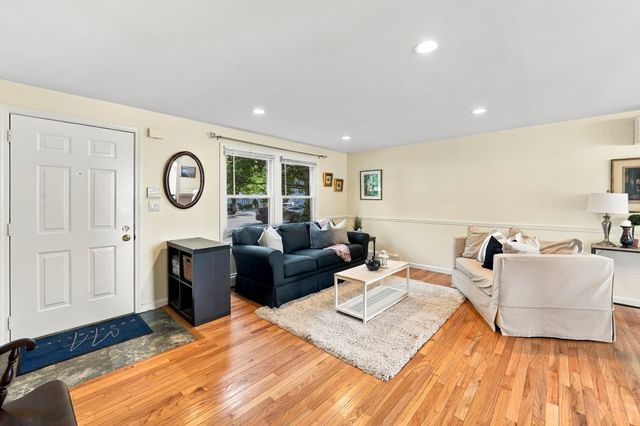 15 Northwoods Cir 15, Woburn, MA 01801
