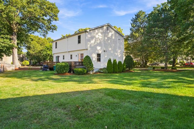 15 Northwoods Cir 15, Woburn, MA 01801
