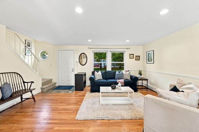 15 Northwoods Cir 15, Woburn, MA 01801