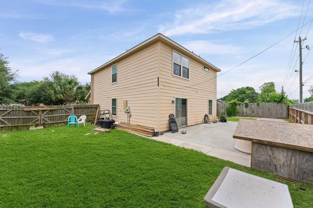 8703 Summerset Meadow Court, Houston, TX 77075