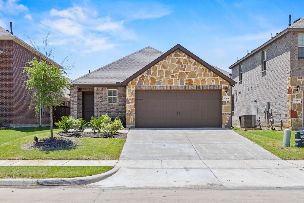 3921 Oak Creek Circle, Denison, TX 75020