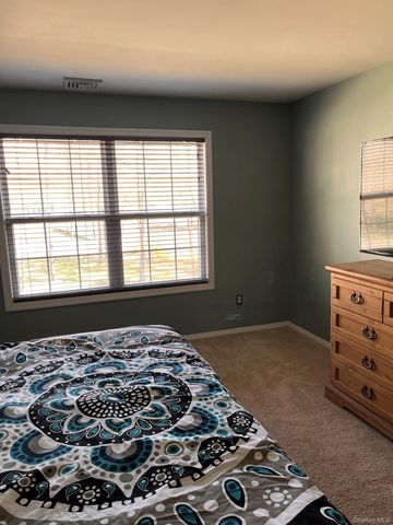 136 Elizabeth Way, Ridge, NY 11961