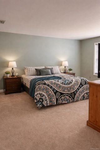 136 Elizabeth Way, Ridge, NY 11961