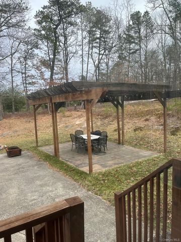 136 Elizabeth Way, Ridge, NY 11961