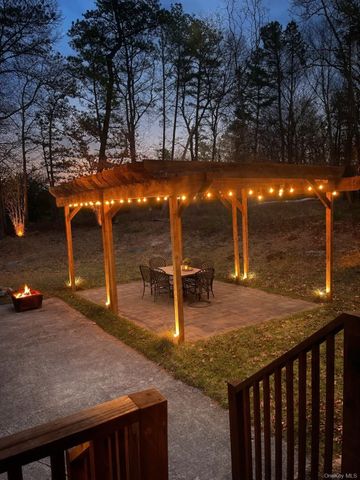 136 Elizabeth Way, Ridge, NY 11961