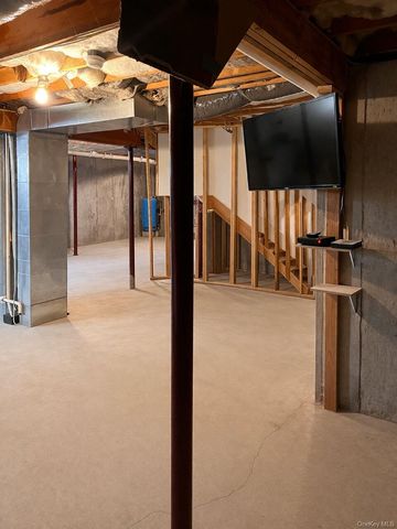 136 Elizabeth Way, Ridge, NY 11961